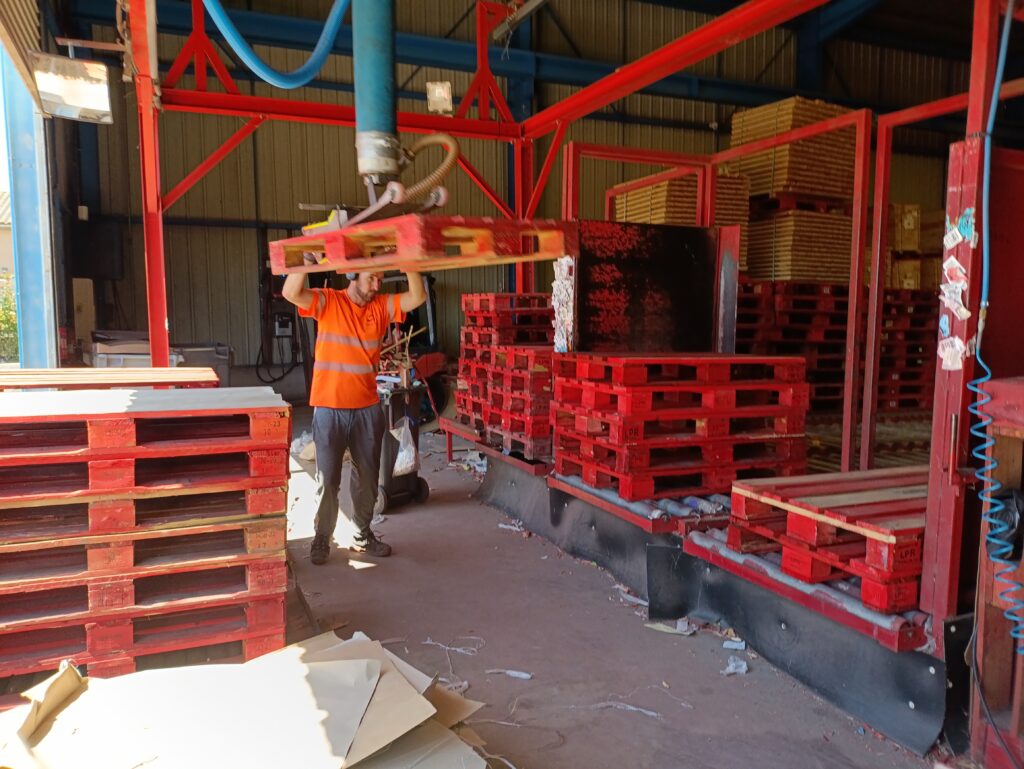 Système robotique de GL Prestations déplaçant des palettes chargées de matériaux dans un entrepôt.